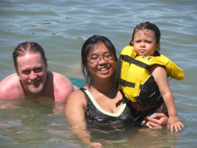 Papa, Mama and Yaya are swimming!