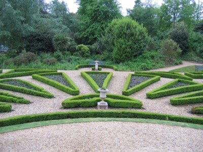 The hedge formation in front of the rotunda
