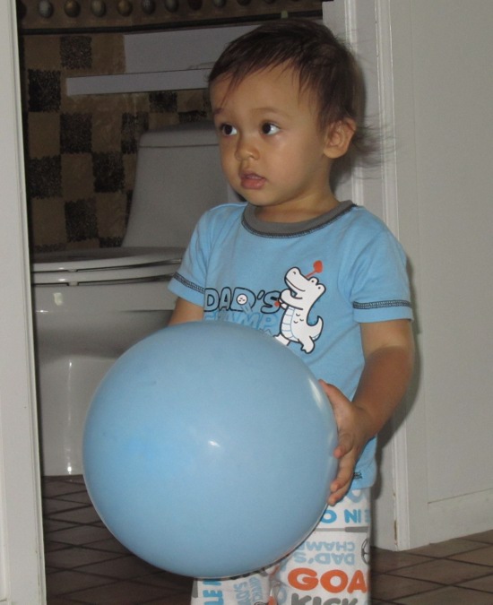 Yaya chose a blue balloon for Adik's birthday balloon