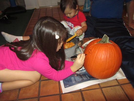 Next, Yaya draws a face on the pumpkin