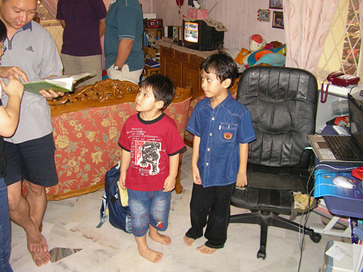 Irfan and Alvin's son looks at Tern Lik and Nguk Lui looking at The Album
