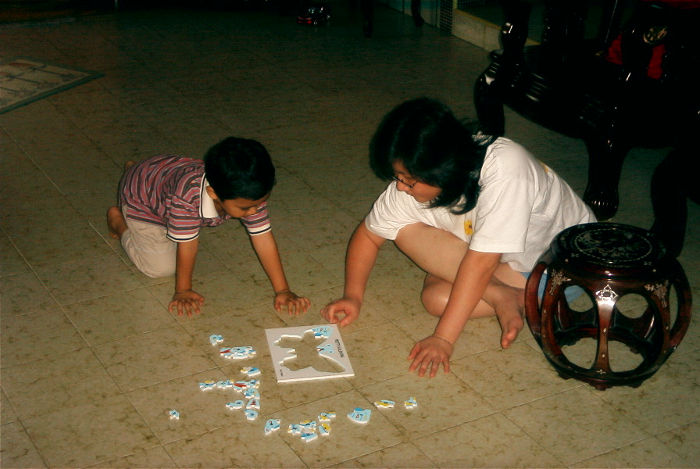 Ivy plays a puzzle with Irfan