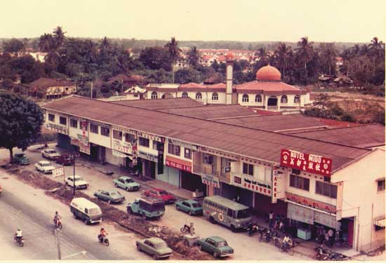 Wisma Ganda view - The town mosque. Check out the land behind it, still unused. It's filled with houses now