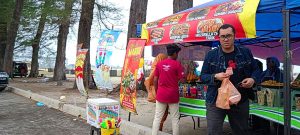 Pantai Batu Buruk was filled with even more visitors and tourists